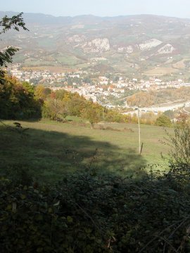 Panorama su Bobbio dall’alto (24513 bytes)